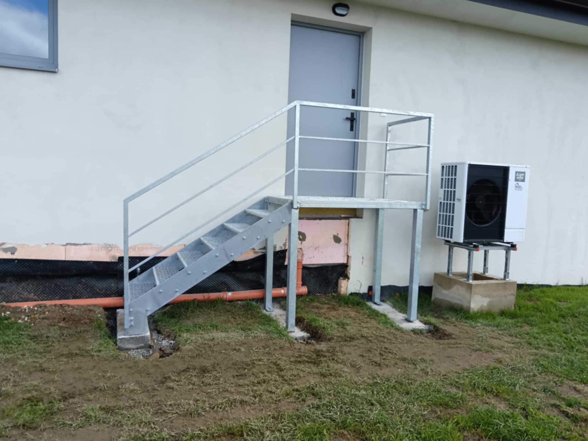 Vyrobené a osadené menšie schodisko
